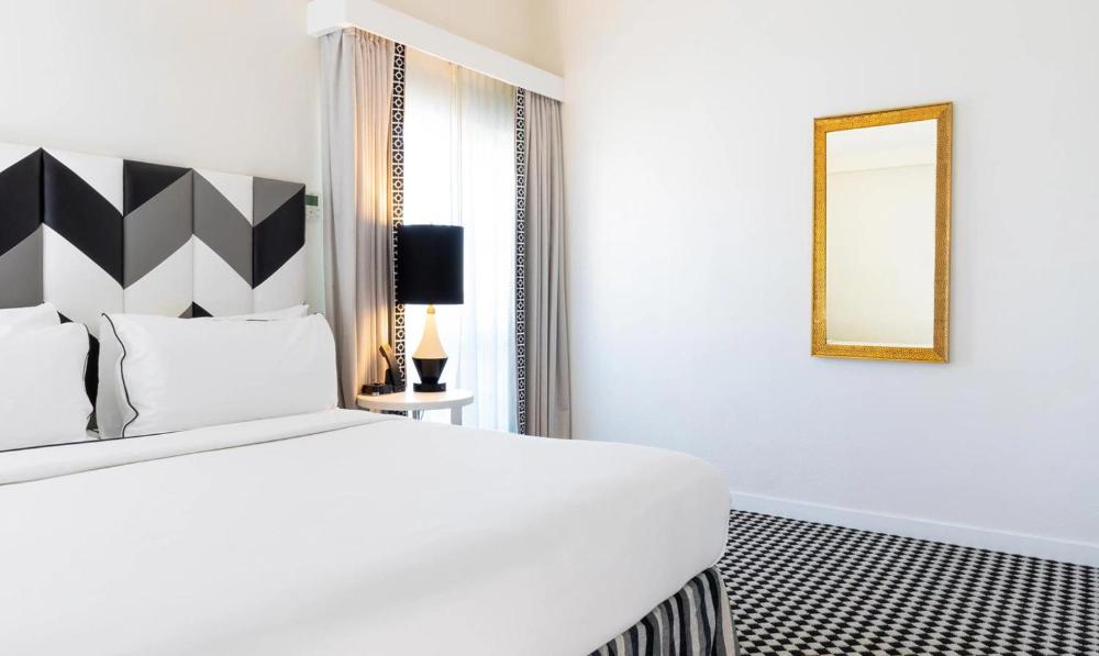 Signature King Suite, top floor with Balcony interior